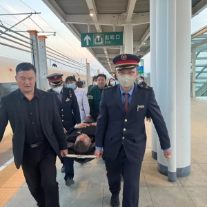 爱心接力 ！洋县西站紧急救助突发疾病患者